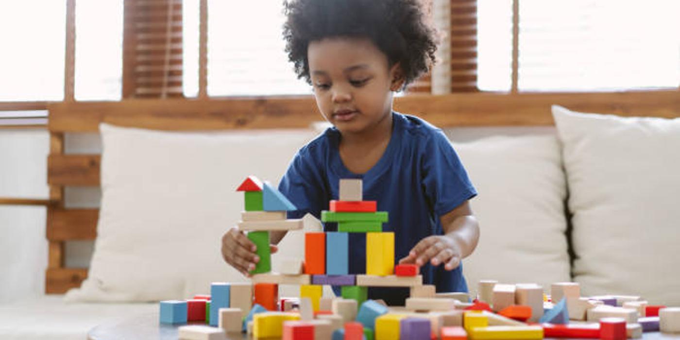 Tipuri de jucării care stimulează creierul și corpul copiilor: cum le alegi