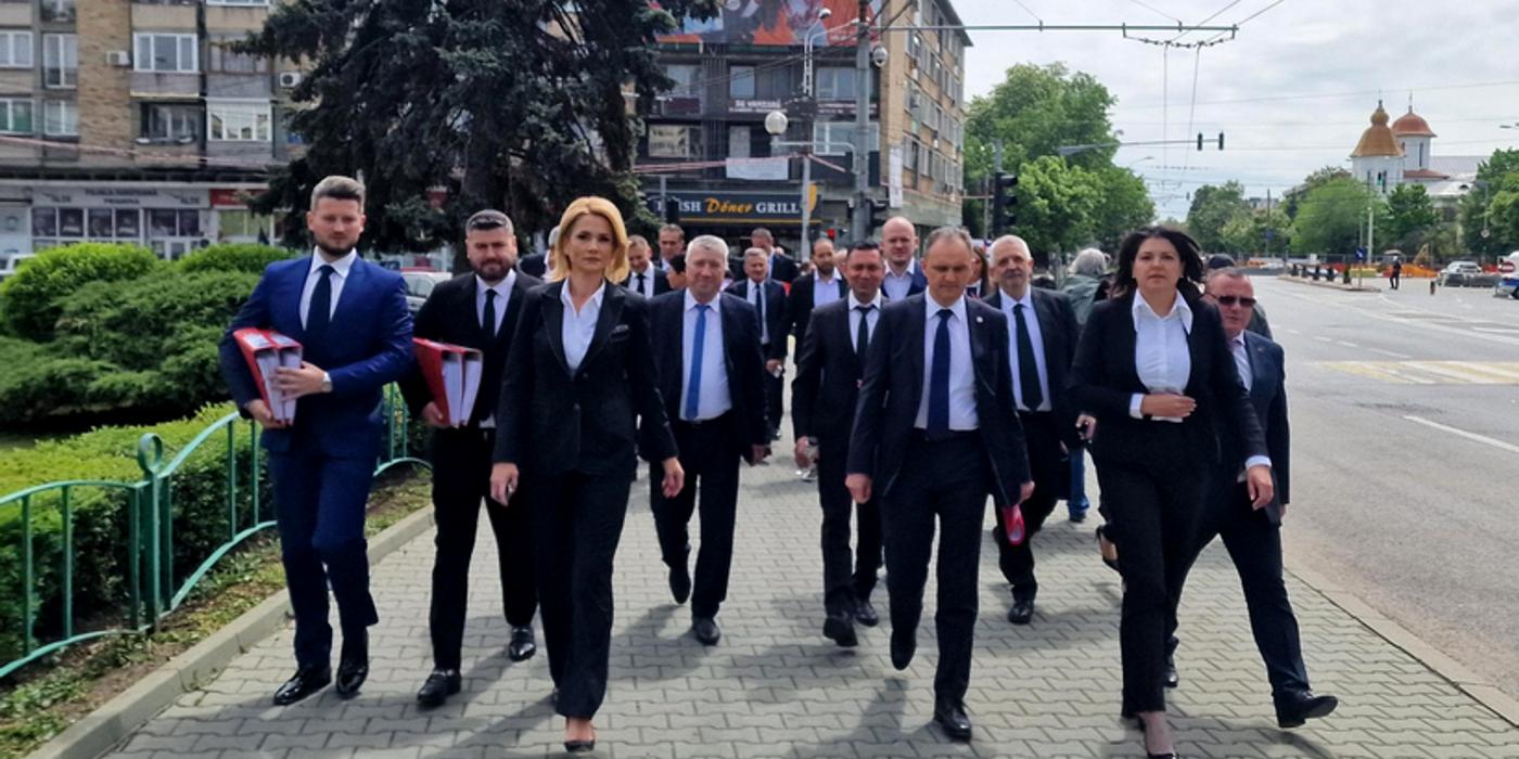 Virgiliu Daniel NANU de la PSD se bate cu „Baronul Lamborghini” de la PNL pentru președinția CJ PRAHOVA/A depus aproape 30.000 de SEMNĂTURI la BEJ