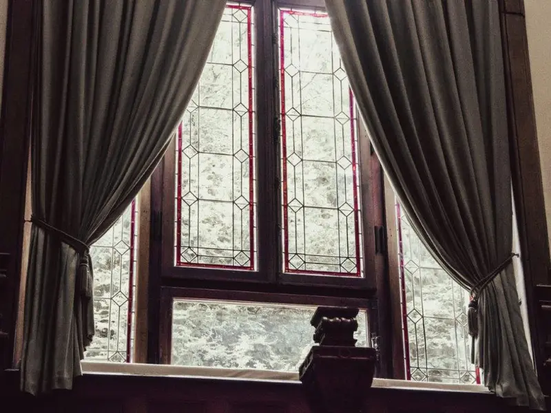 Draperiile în spații neconvenționale: transformă holurile, bucătăriile și băile într-un mod original