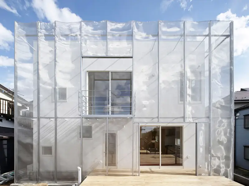 MoyaMoya, casa minimalista cu perdea de otel din Tokyo