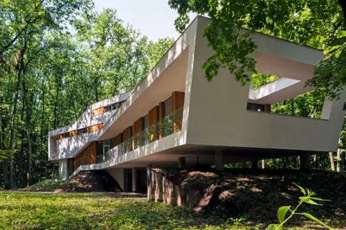 Vila cu o arhitectura contemporana din mijlocul padurii Corbeanca
