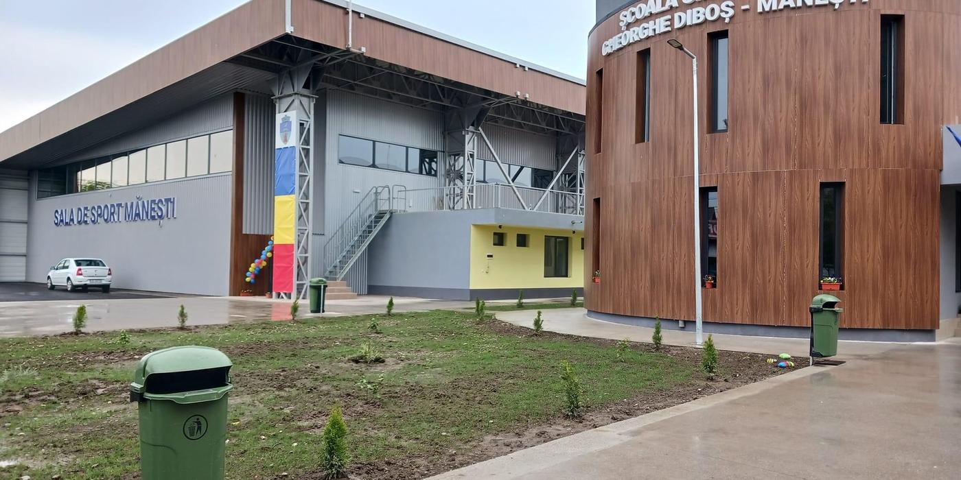 Școală și sală de sport realizate la Mănești prin Programul Operațional Regional