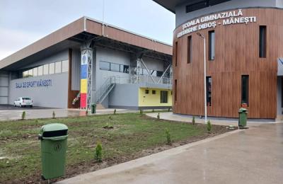 Școală și sală de sport realizate la Mănești prin Programul Operațional Regional