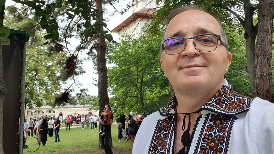 Un deputat din Parlamentul României a fost umilit public de vameșii ucraineni: A fost dezbrăcat la -13 grade Celsius, informat că nu poate intra în țara vecină și declarat „dușman al poporului ucrainean” | În ultimii ani, Petru-Gabriel Negrea a cazat pe banii lui sute de refugiați din Ucraina