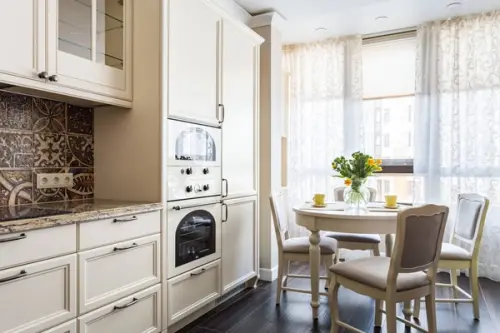 Design contemporan cu accente clasice pentru un apartament de 4 camere