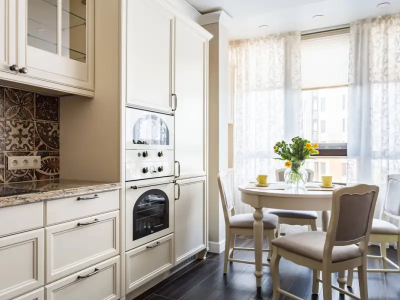 Design contemporan cu accente clasice pentru un apartament de 4 camere