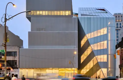 În interiorul noii extensii a New Museum din New-York, proiectată de OMA