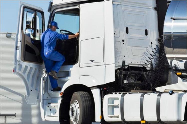 Trei tineri din județul Cluj au fost reținuți pentru furtul a 150 de litri de combustibil dintr-un camion