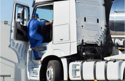 Trei tineri din județul Cluj au fost reținuți pentru furtul a 150 de litri de combustibil dintr-un camion