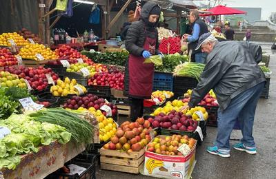 PREȚURI MARI. O altă versiune a realității din Piața Obor decât cea din Financial Times: „Am clienți cărora le dau pe datorie”. De ce a ajuns ceapa să coste 8 lei kilogramul și castraveții 20