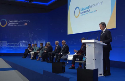 SUA acordă Ucrainei, la Conferinţa Internaţională a Reconstrucţiei, la Londra, un ajutor în valoare de 1,3 miliarde de dolari, destinat infrastructurii. O parte a banilor, alocată unei digitalizări a administraţiei cu scopul ”desfiinţării corupţiei”