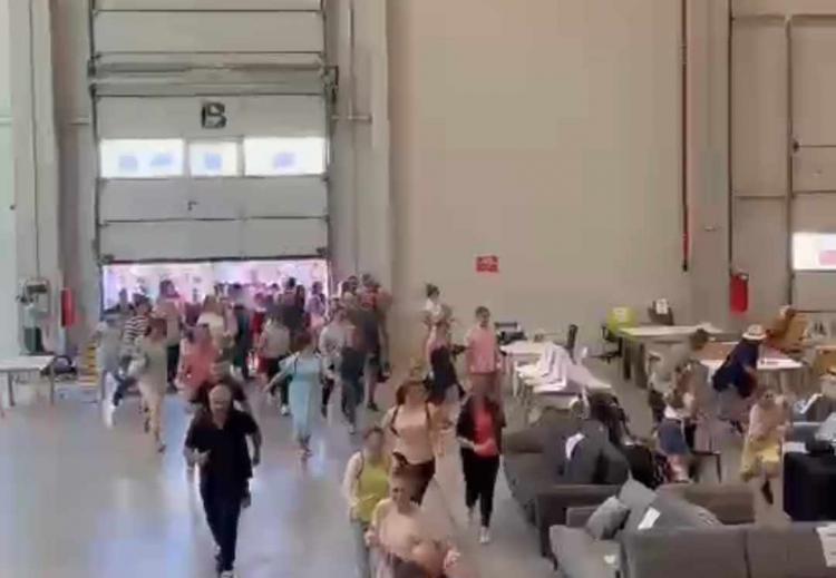 Zeci de oameni s-au îmbulzit într-un depozit de mobilă din Cluj, unde erau reduceri foarte mari