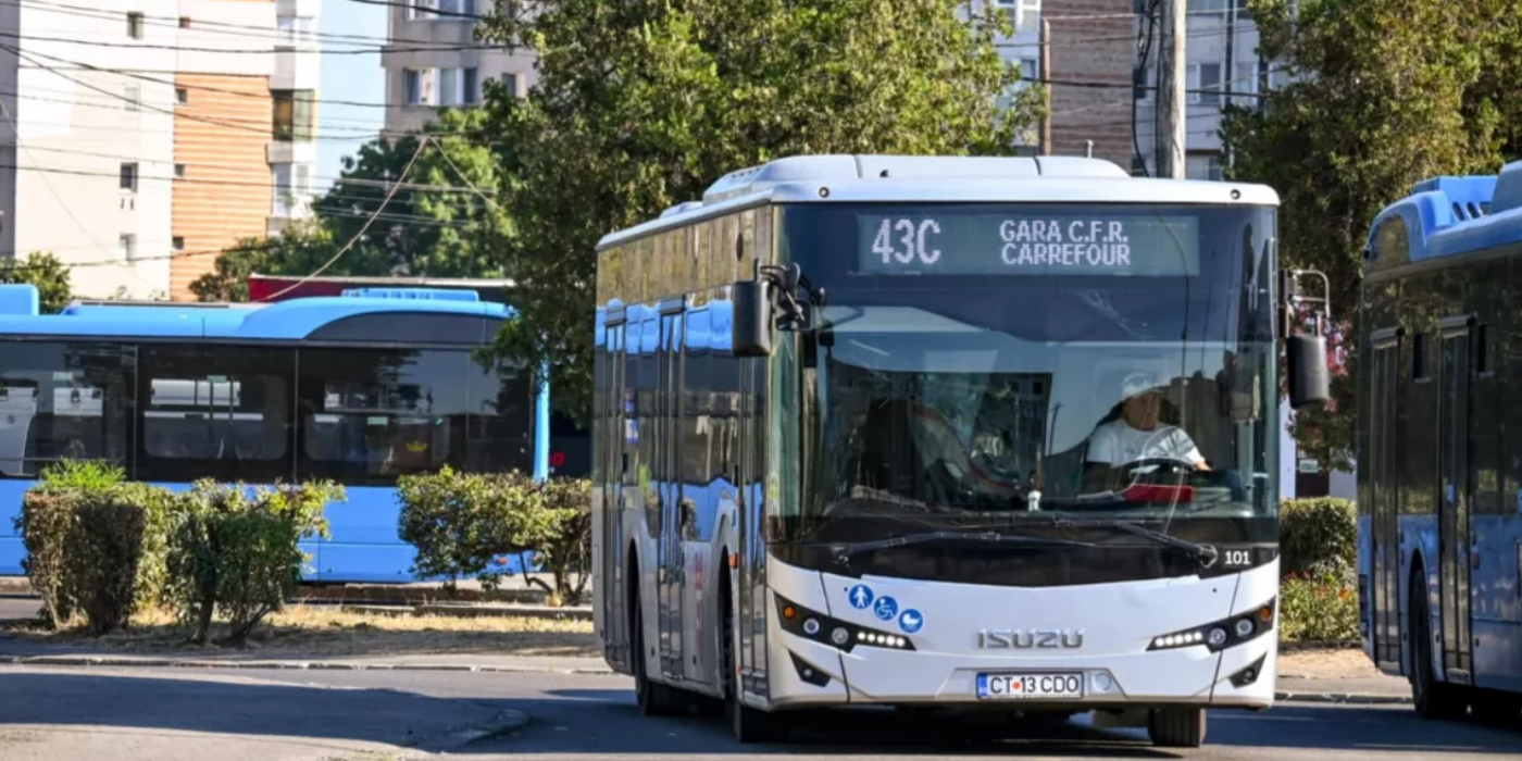 Patru linii de autobuz din Constanța au trasee modificate în acest weekend din cauza pietonalizării (există în dicționar?) Bulevardului Tomis