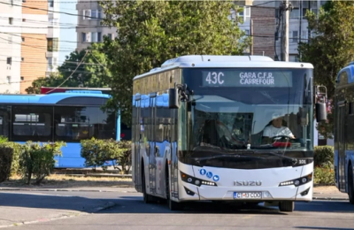Patru linii de autobuz din Constanța au trasee modificate în acest weekend din cauza pietonalizării (există în dicționar?) Bulevardului Tomis