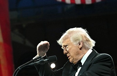 Donald Trump râde de țările care încearcă să negocieze cu el taxele vamale: „Mă pupă în fund” / Ce a spus despre UE