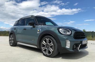 Revista CASOTECA #4! Șoferul DE Mini Countryman SE: Eu sunt MINI!