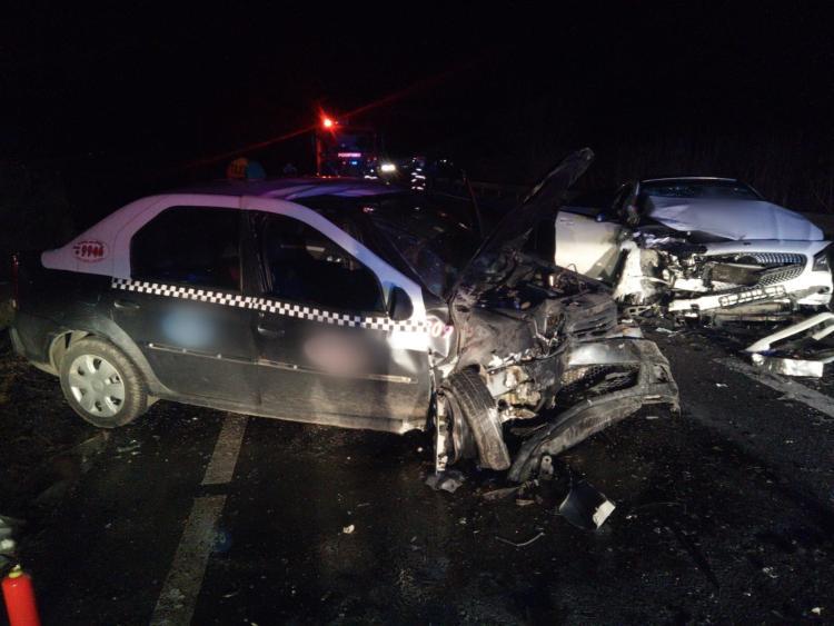 Un taximetru s-a izbit violent de un Mercedes, luni seară, pe raza localității Mera