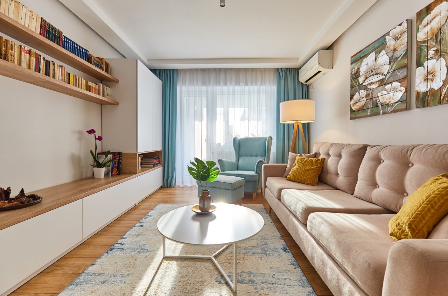 Amenajare moderna cu mult lemn natur  Apartament de 4 camere din Bucuresti