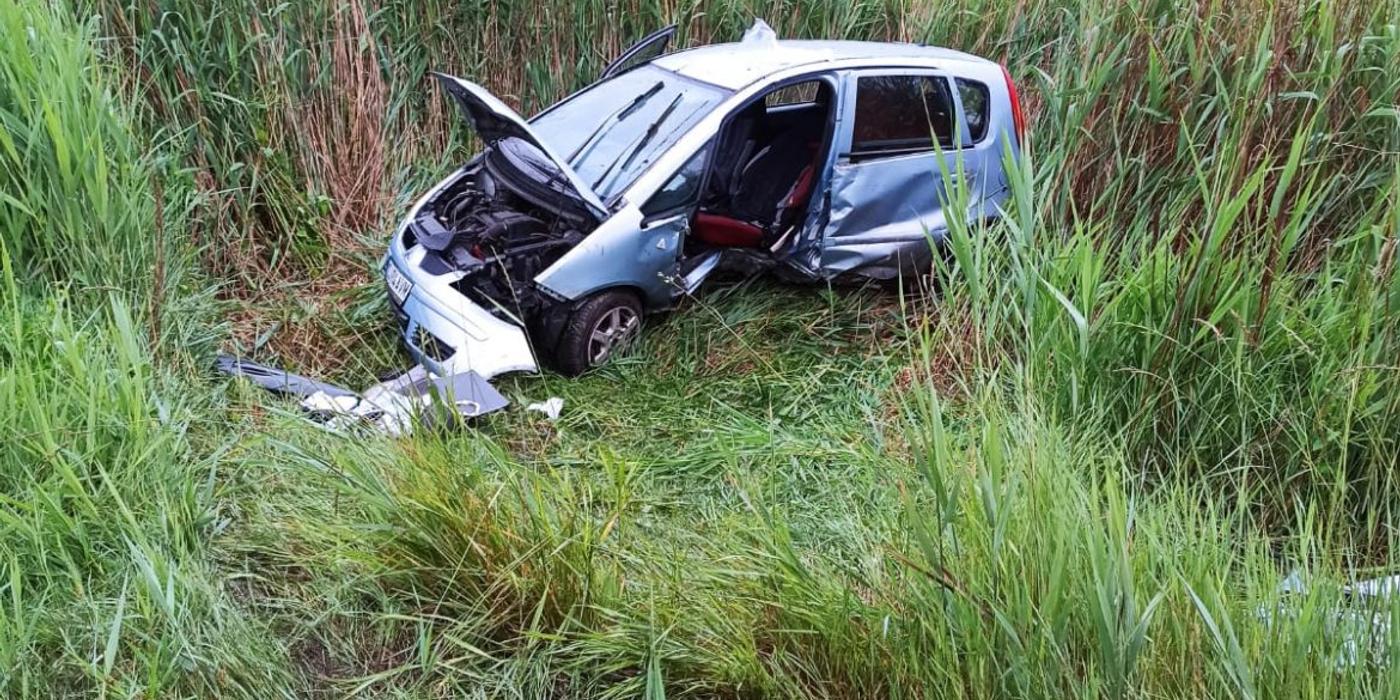 O mașină s-a răsturnat marți dimineața, la ieșire din localitatea Vâlcele spre Mărtinești