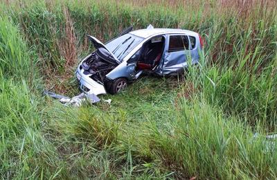 O mașină s-a răsturnat marți dimineața, la ieșire din localitatea Vâlcele spre Mărtinești