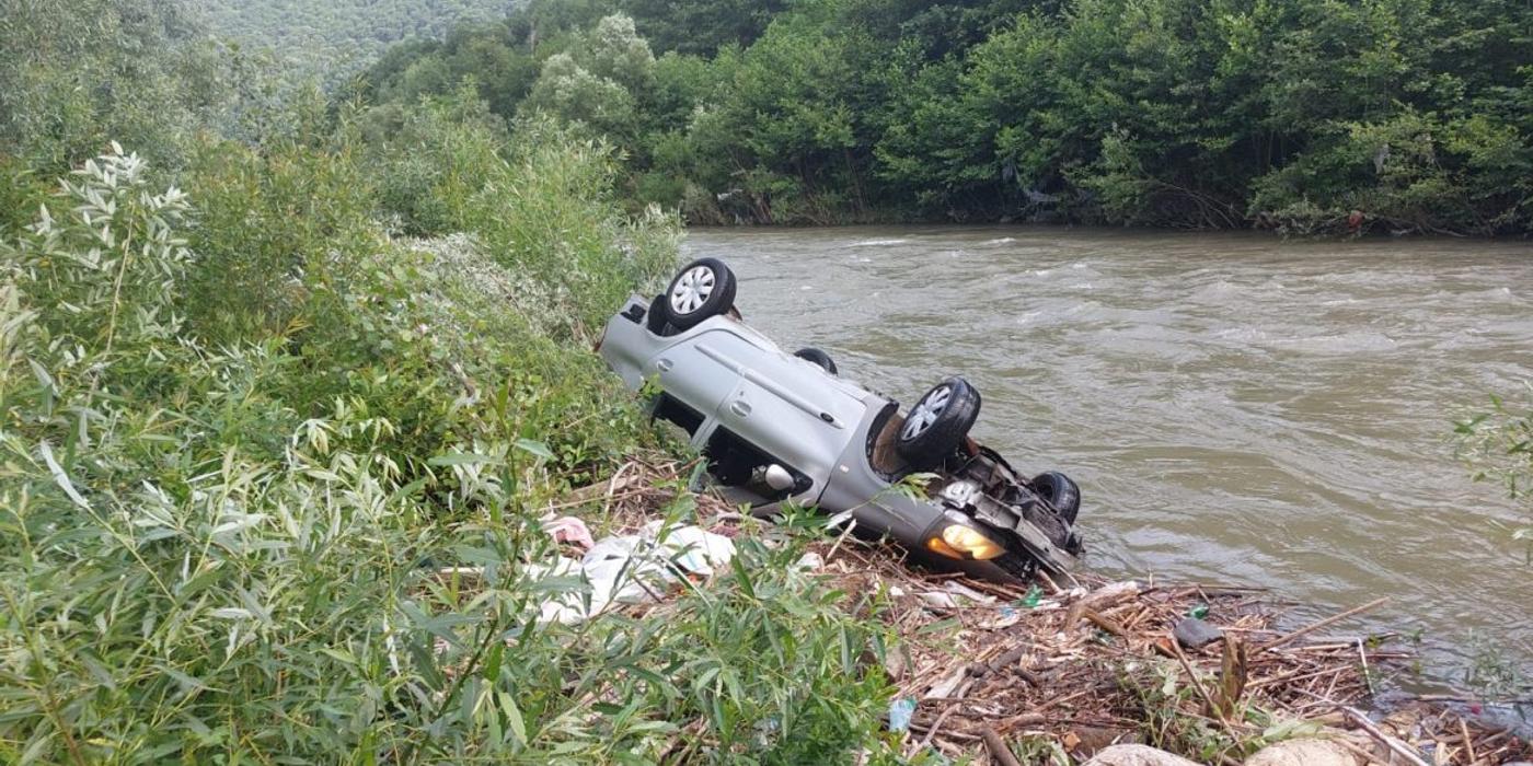 Mașină, observată joi seara căzută în râul Arieș