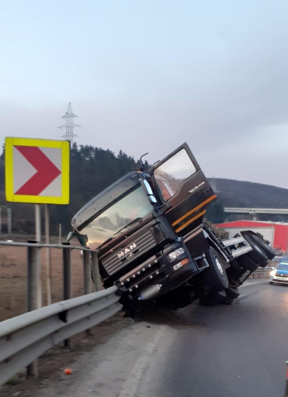 Un autocamion s-a răsturnat în această dimineață pe miercuri dimineață pe breteaua de urcare spre Autostrada Transilvania