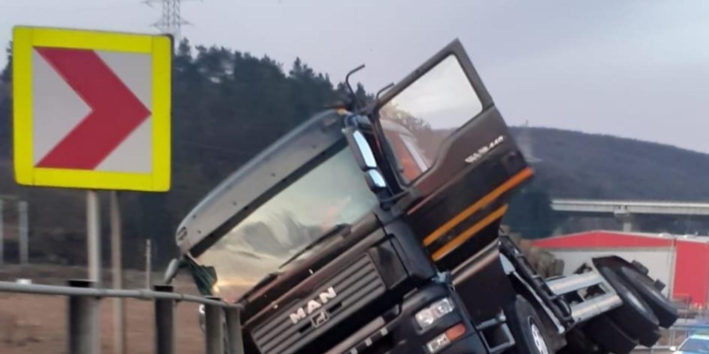 Un autocamion s-a răsturnat în această dimineață pe miercuri dimineață pe breteaua de urcare spre Autostrada Transilvania