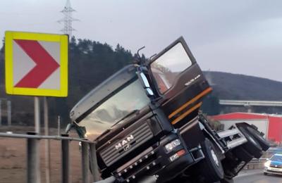 Un autocamion s-a răsturnat în această dimineață pe miercuri dimineață pe breteaua de urcare spre Autostrada Transilvania