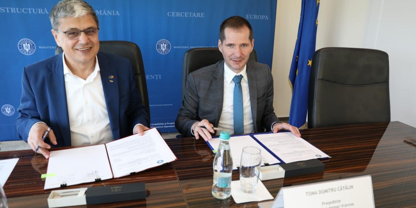 Ministerul Proiectelor Europene: Unităţi şcolare din Vrancea vor fi echipate cu panouri fotovoltaice/ Contractul de finanţare în valoare de 1,2 milioane de euro pentru producţia de energie verde în judeţ, semnat