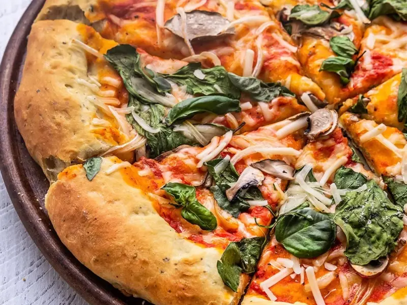 Rețetă vegană de pizza, sănătoasă și plină de culoare