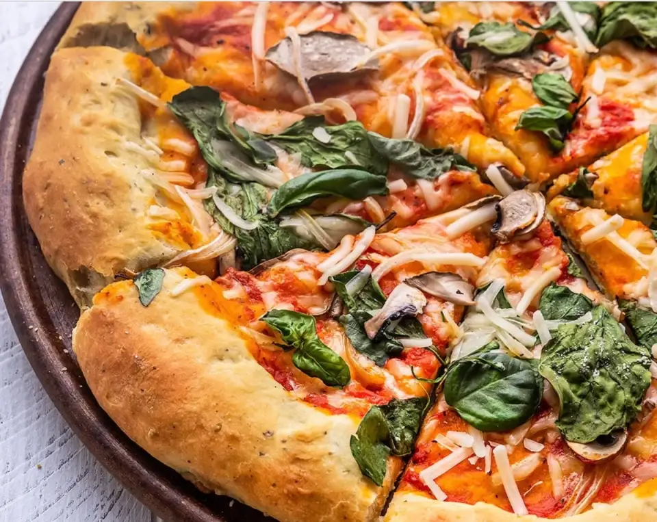 Rețetă vegană de pizza, sănătoasă și plină de culoare