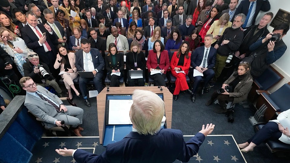 Cât de departe este dispus Trump să meargă pentru preluarea Groenlandei? Răspuns scurt, dat într-o conferință-maraton