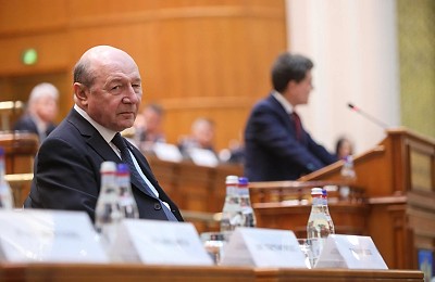 După trei ani, CCR îi dă înapoi lui Traian Băsescu privilegiile de fost președinte