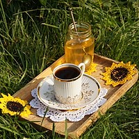 De ce este bine să înlocuiești zahărul din cafea cu miere: Mituri și explicații de la specialiști