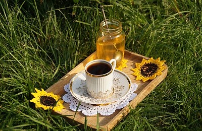 De ce este bine să înlocuiești zahărul din cafea cu miere: Mituri și explicații de la specialiști