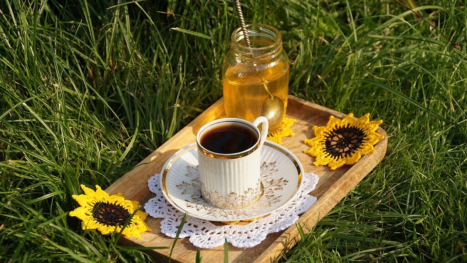 De ce este bine să înlocuiești zahărul din cafea cu miere: Mituri și explicații de la specialiști