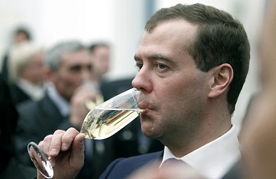 „Hectolitrii de vodcă și-au făcut efectul”. Dmitri Medvedev a fost ironizat în Cehia, după ce a atacat o senatoare de la Praga