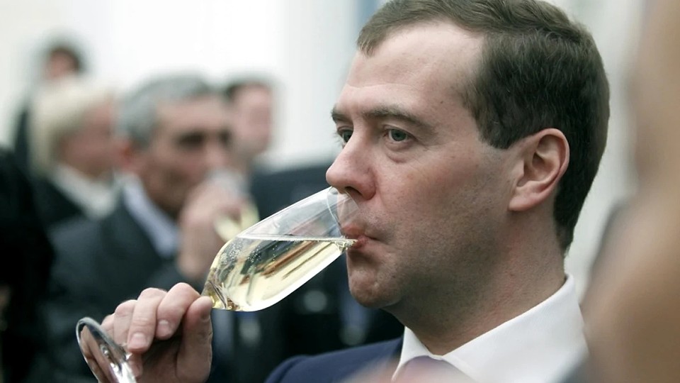 „Hectolitrii de vodcă și-au făcut efectul”. Dmitri Medvedev a fost ironizat în Cehia, după ce a atacat o senatoare de la Praga