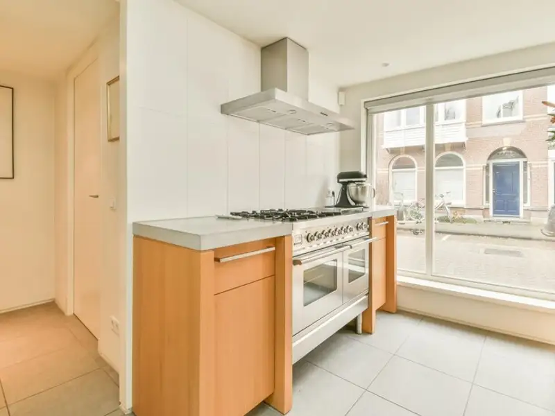 Amenajarea bucătăriei la garsonieră-cum aplici principiul less is more în acest spațiu