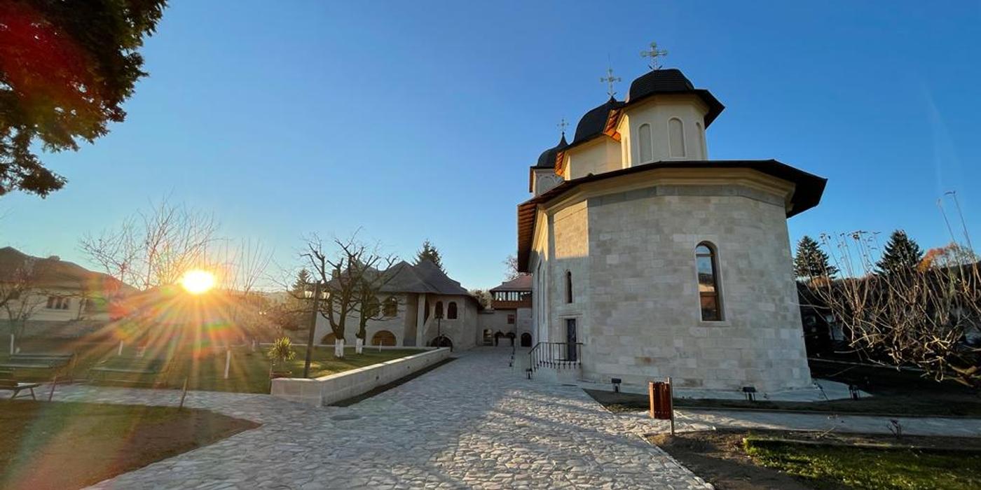 Zidurile Mănăstirii Negru Vodă din Câmpulung adăpostesc un loc încărcat de istorie