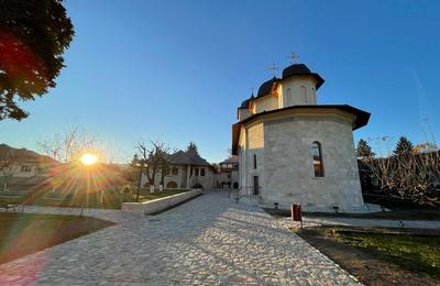 Zidurile Mănăstirii Negru Vodă din Câmpulung adăpostesc un loc încărcat de istorie