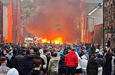 A treia seară de proteste în Irlanda de Nord. Poliția antirevoltă, atacată cu cocktailuri Molotov