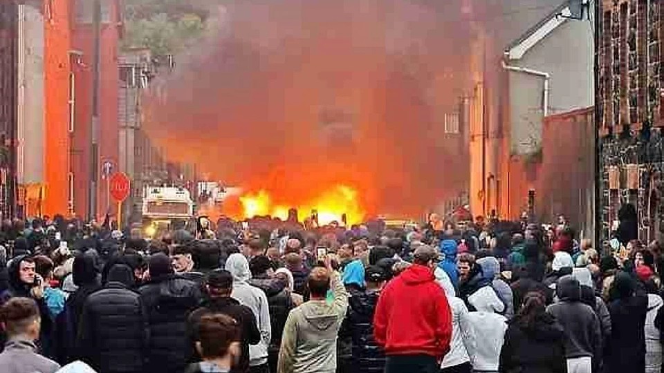 A treia seară de proteste în Irlanda de Nord. Poliția antirevoltă, atacată cu cocktailuri Molotov