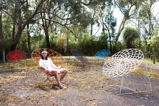 Scaune cochete din arcuri pentru o gradina de vis