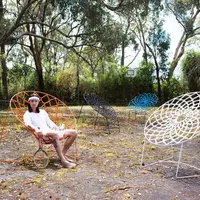 Scaune cochete din arcuri pentru o gradina de vis