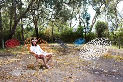 Scaune cochete din arcuri pentru o gradina de vis