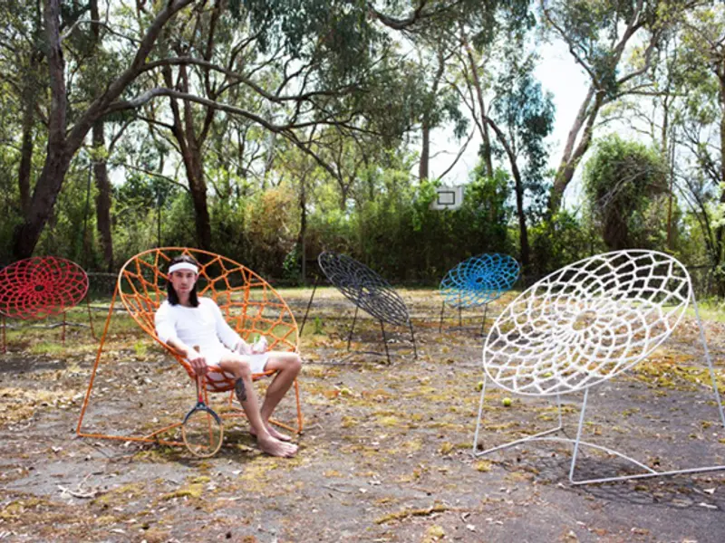 Scaune cochete din arcuri pentru o gradina de vis