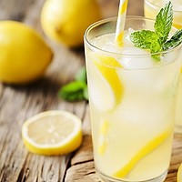 Limonada de casă: băutura verii în zeci de arome. De la clasicul cu lămâie la variante exotice sau aromate cu ierburi din grădină