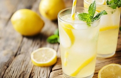 Limonada de casă: băutura verii în zeci de arome. De la clasicul cu lămâie la variante exotice sau aromate cu ierburi din grădină