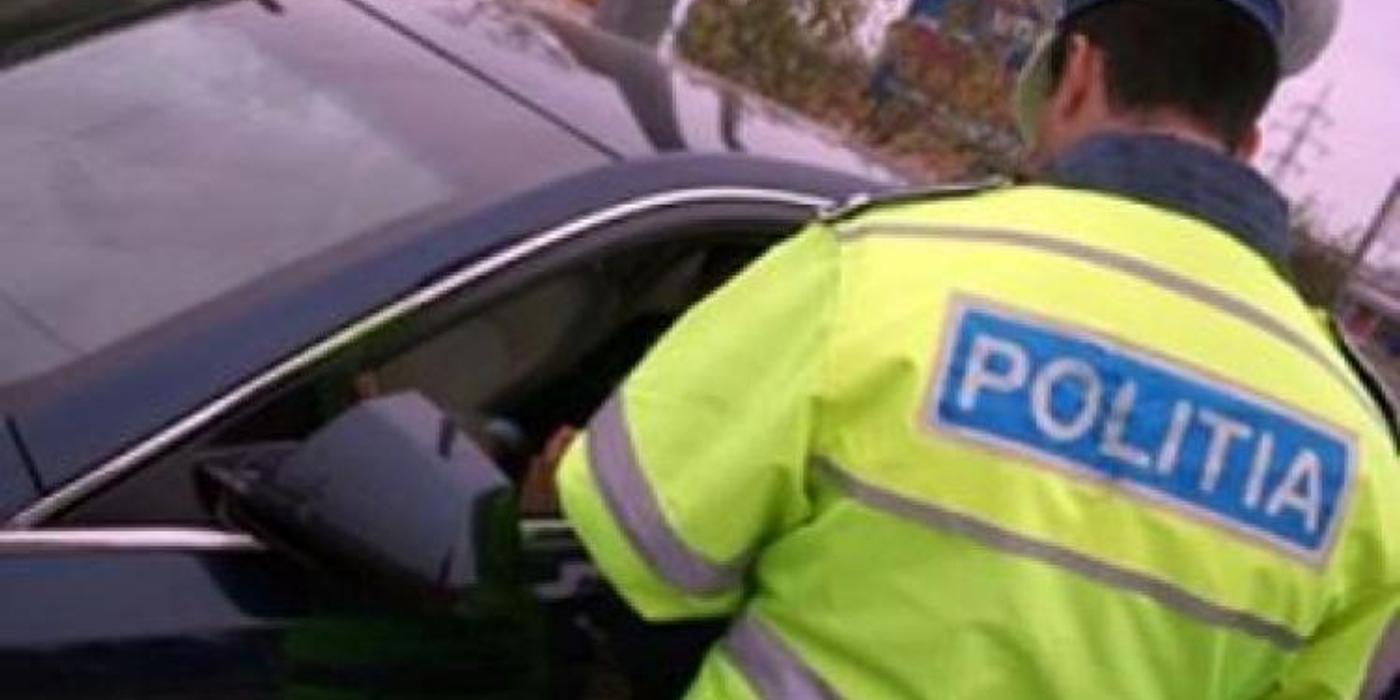 Tănăr de 18 ani, fără permis și cu plăcuțele de înmatriculare expirate, prins în Florești